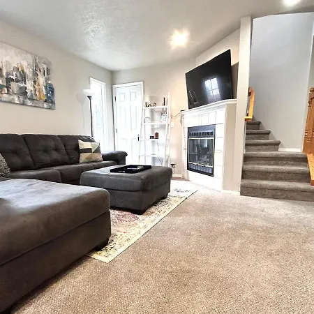 The Getaway Se Boise Condo Across The Street From Greenbelt, Bown Crossing And Boise River 3Bd 3Bath, 4 Beds! Lovely, Homey, Dining Table Seats 6